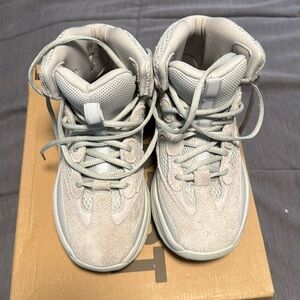 Authentic Boys Salt Yeezy size 5 boot